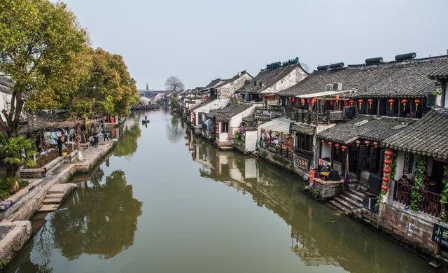 笑脸球的冒险之旅